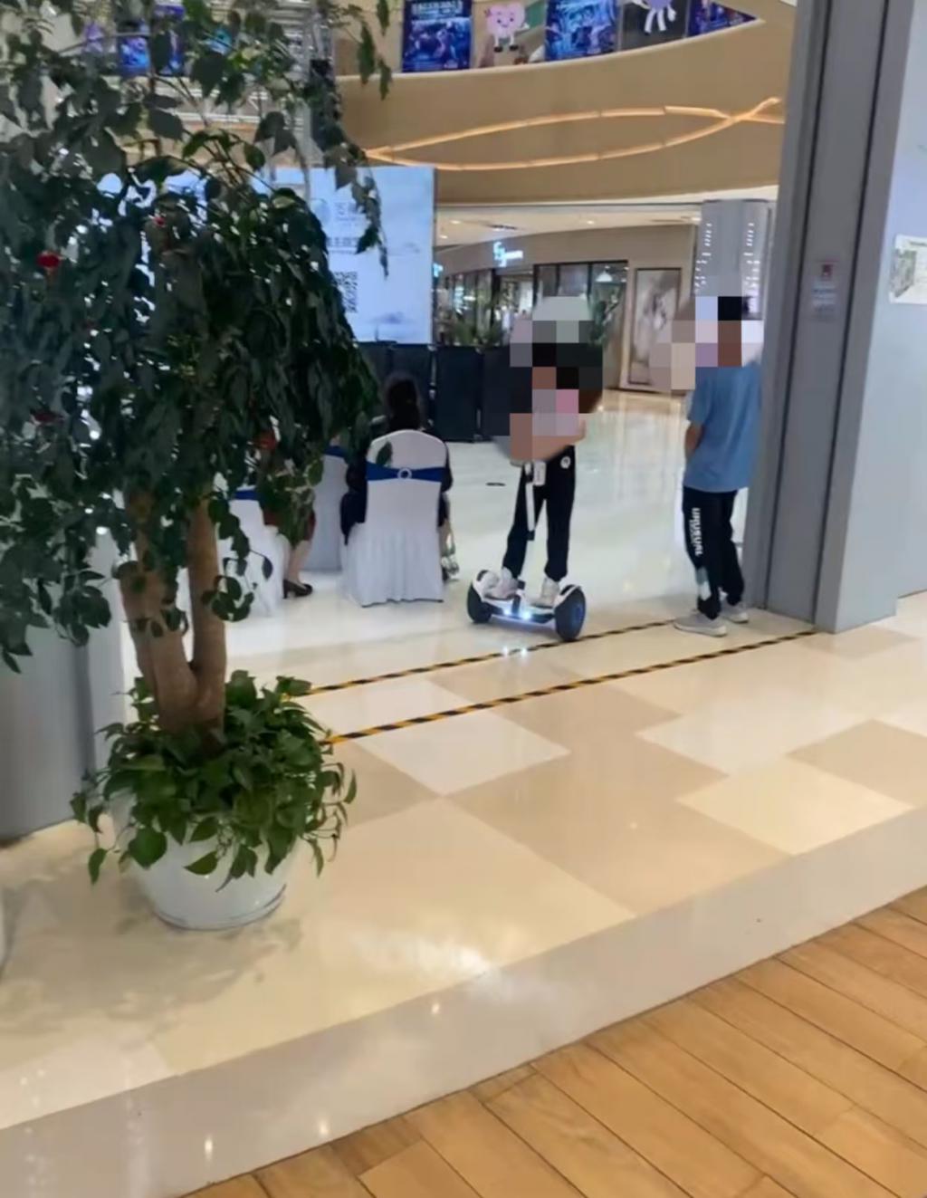 晨意帮忙丨女子在商场被骑平衡车男童撞伤索赔遇阻,男孩家属:表示歉意,但商场担主责 第6张 晨意帮忙丨女子在商场被骑平衡车男童撞伤索赔遇阻,男孩家属:表示歉意,但商场担主责 第6张