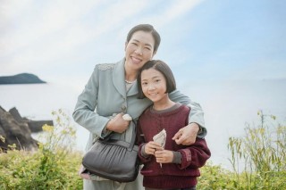 “很苦很善良”的《苦尽柑来》，超越东亚苦情叙事了吗？